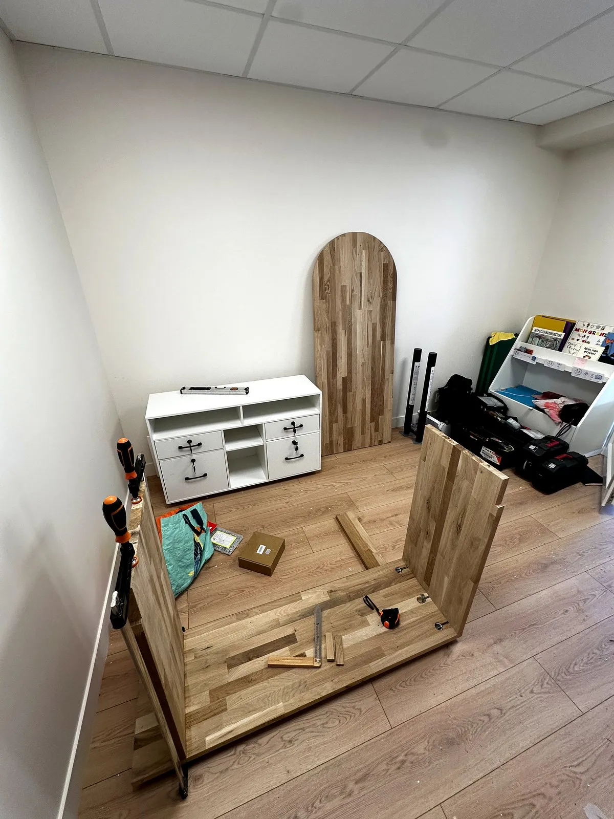 Éléments du bureau avant assemblage