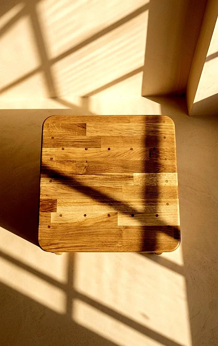 Tabouret en bois massif, vue de dessus sur les chevilles