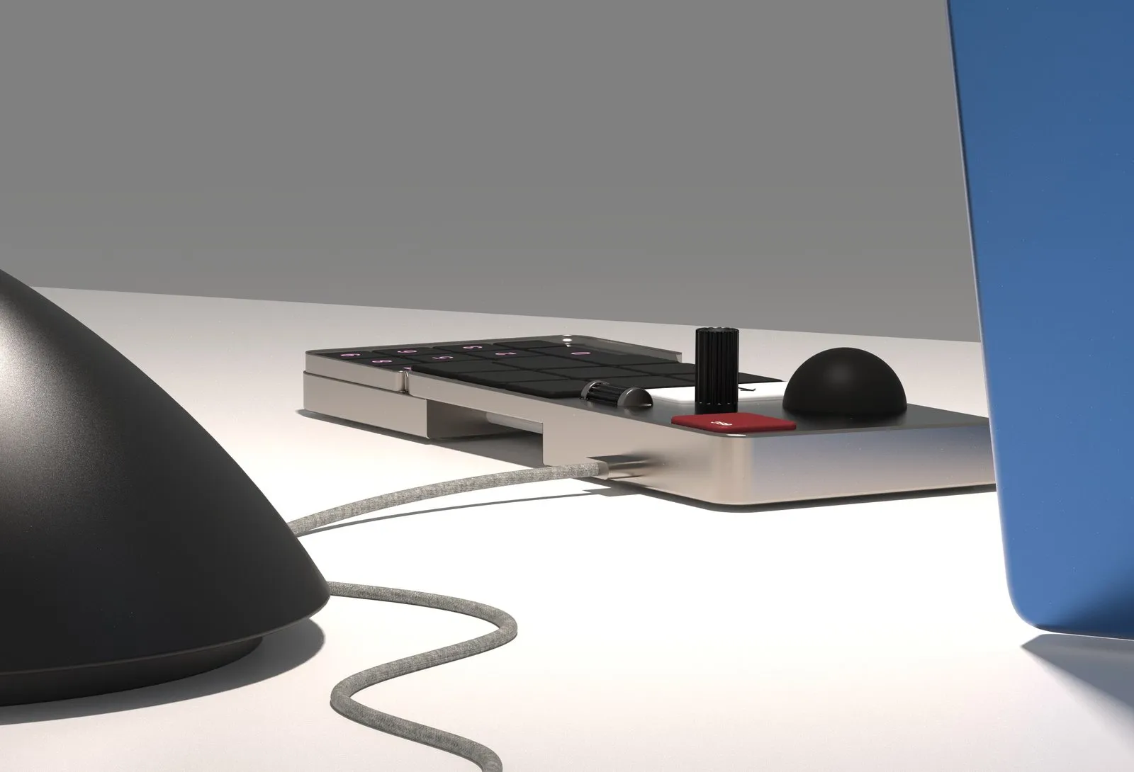 Clavier en situation sur un bureau, avec lampe allumée