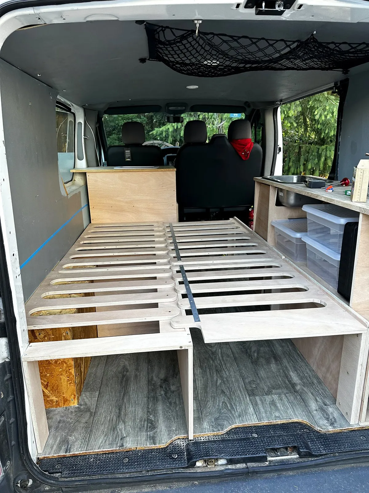 Structure du couchage en cours de montage