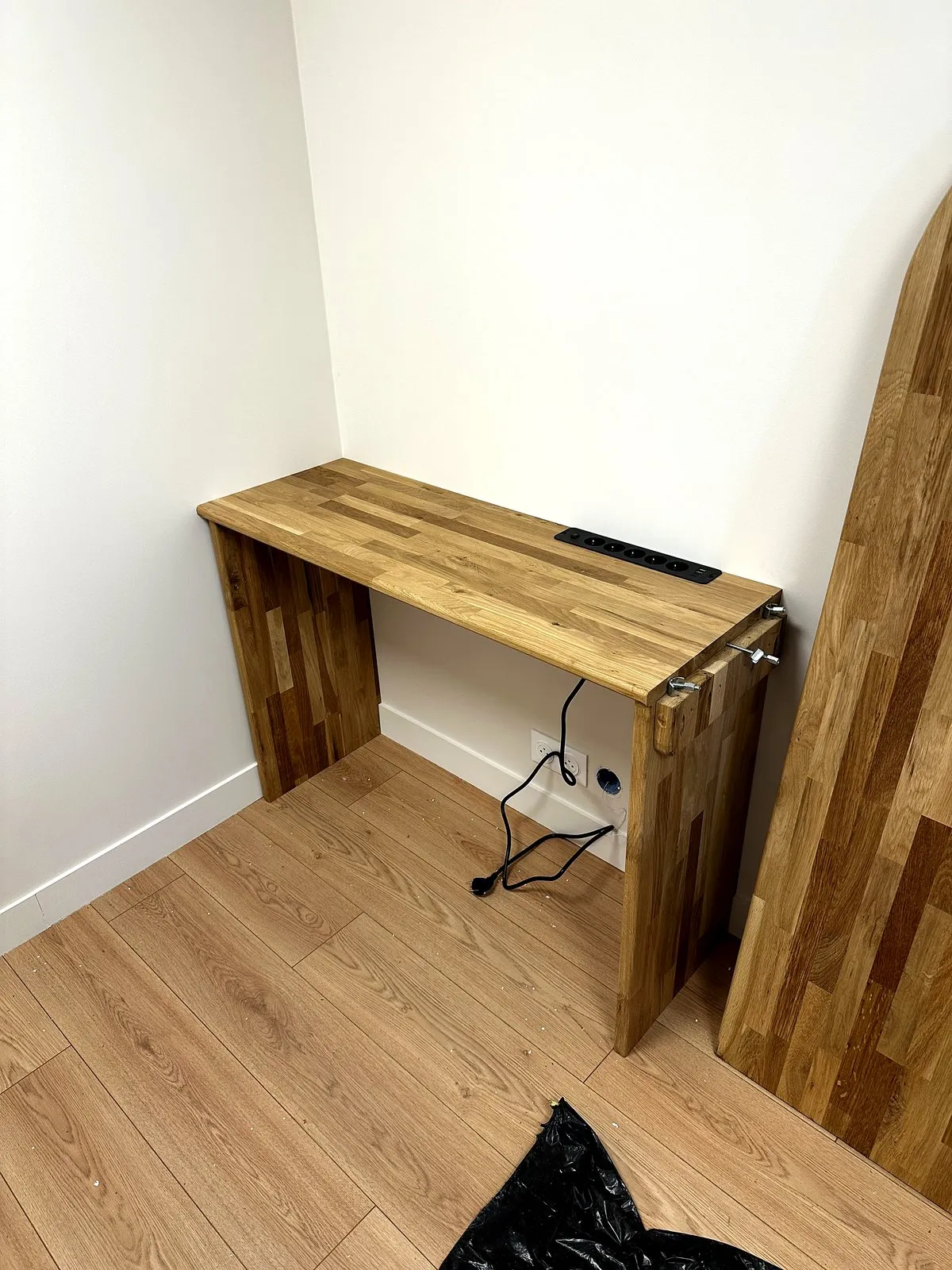 Plateau du bureau en cours d'installation