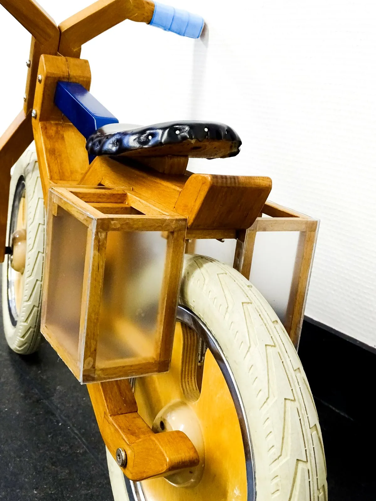 Draisienne, détail de la roue avant et du garde-boue