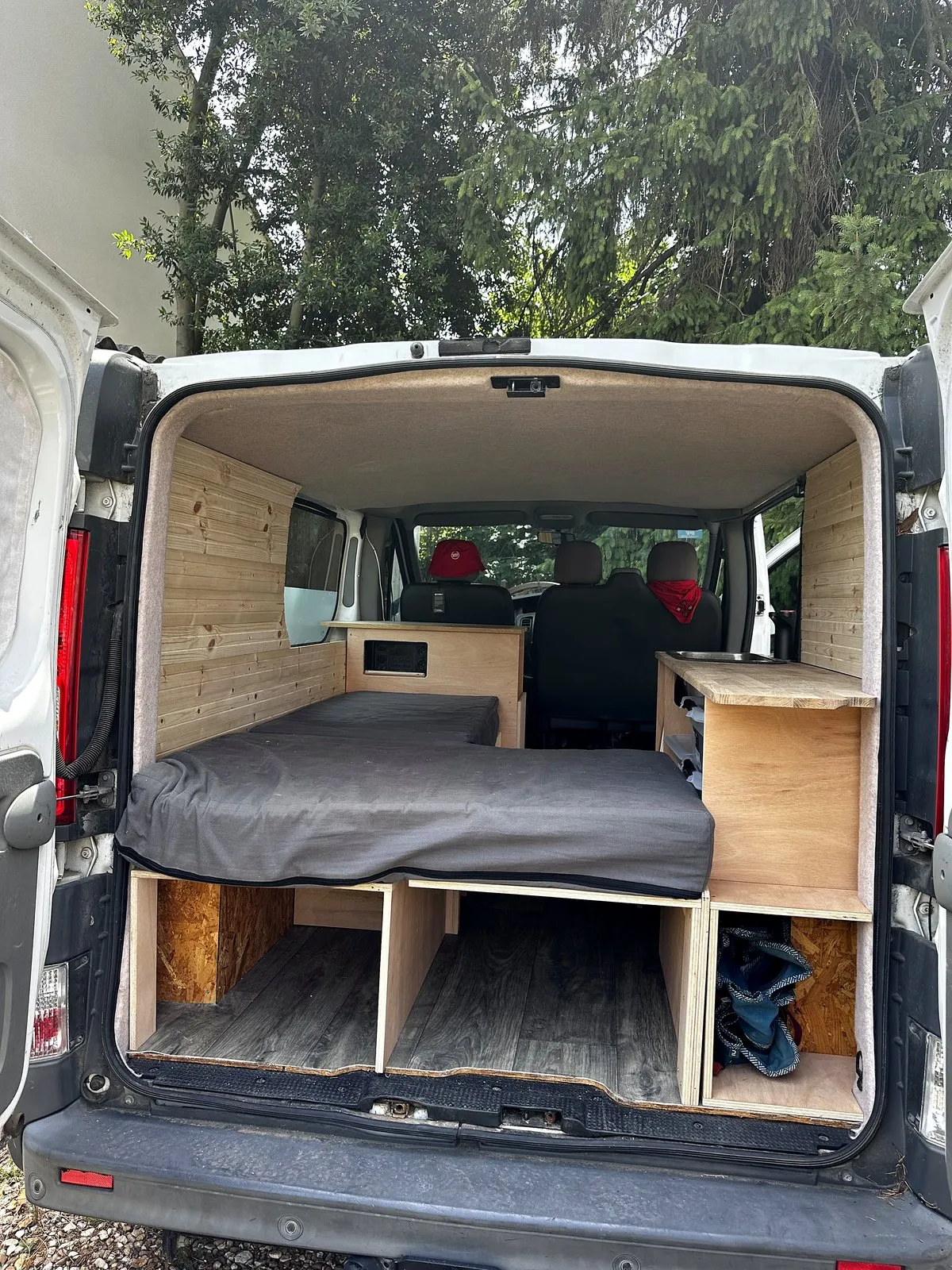 Couchage et rangements du van