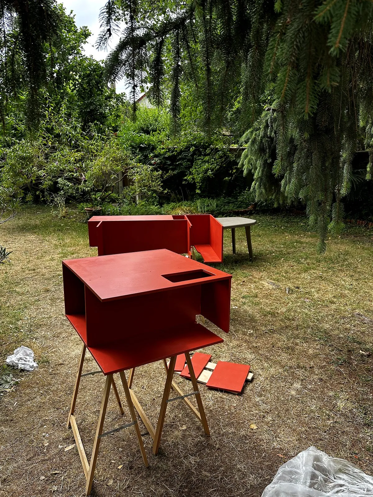 Table pliante rouge assortie, installée à l'extérieur